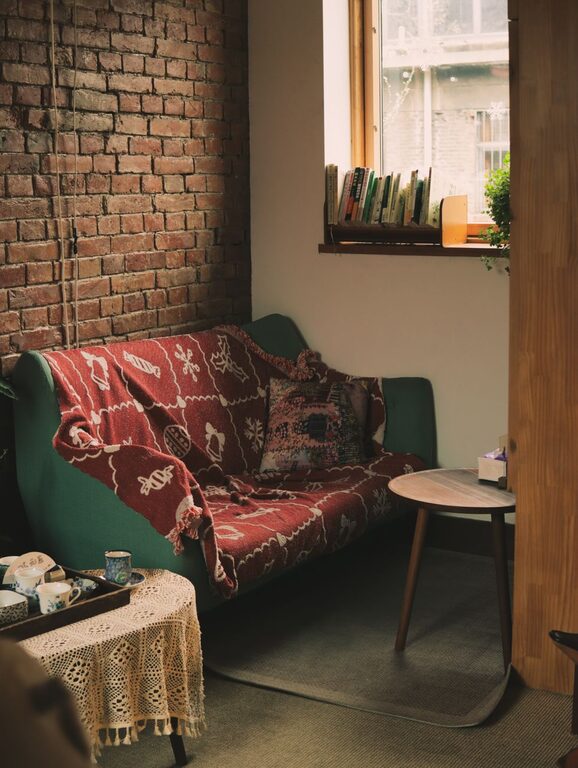 Jak urządzić przytulny kącik do czytania w małym mieszkaniu